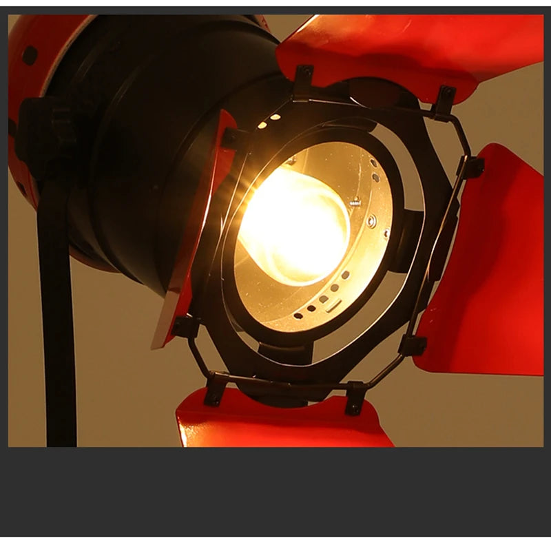 Lampadaire en bois avec LED, style industriel, rouge/noir, abat-jour type loft, design rustique et vintage, idéal pour le salon, le bureau ou la salle d’étude.