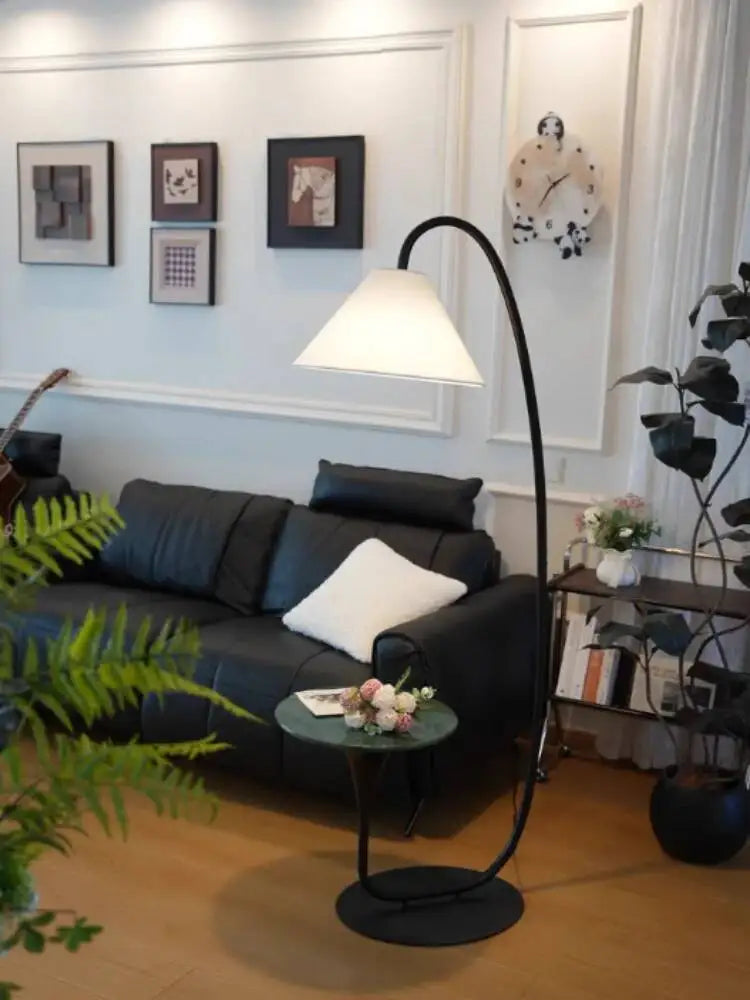 Lampadaire décoratif LED nordique moderne haut de gamme, style pêche, pour salon, à placer à côté d’un canapé, avec étagère antique.