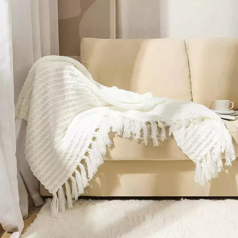 Plaid vintage blanc en chenille tricotée, doux et luxueux, avec pompons, couvre-lit et jeté de canapé style ferme, couverture de voyage et de sieste, décoration intérieure.