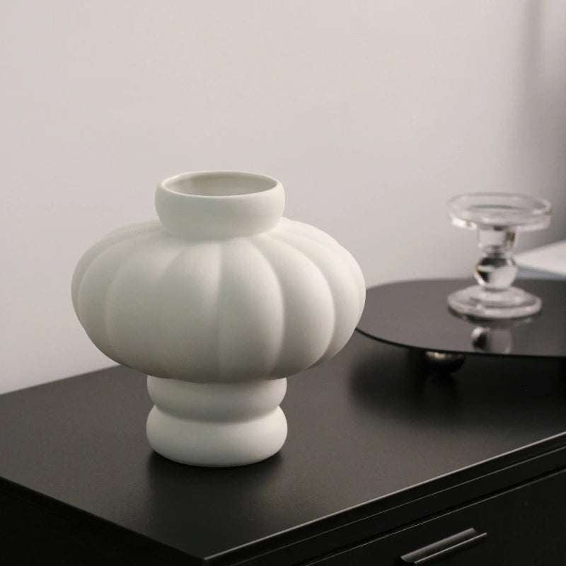 Vase décoratif en céramique en forme de lanterne nordique, style blanc crème, ornement pour salon, salle à manger et décoration de bureau.