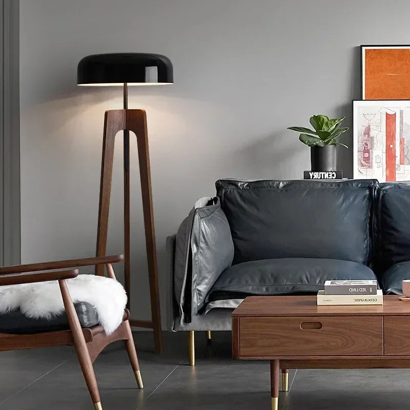 Lampadaire moderne classique en bois, style artistique, pour hôtel, chambre, salon et maison, avec pied tripode et abat-jour en forme de champignon.