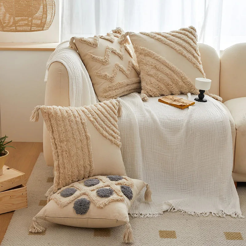 Housse de coussin bohème chic à pompons et tuftage, coussin décoratif doux et moelleux pour canapé, chambre, panier et accessoires pour animaux de compagnie.