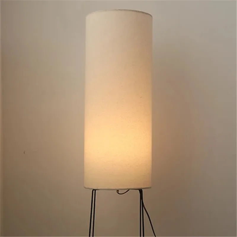 Lampadaire colonne design à LED, style Wabi-Sabi, avec abat-jour en tissu, pour salon, chambre ou bureau, lampe d’ambiance créative pour coin décoratif.