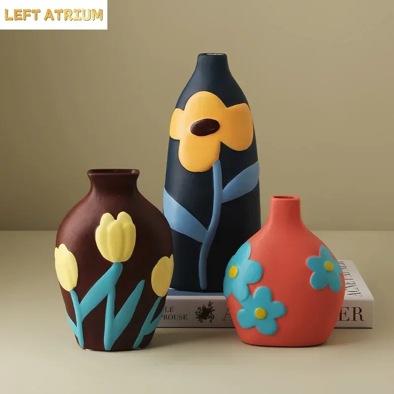 Vase décoratif en céramique pour table, composition florale, design créatif, décoration de salon et de maison, style Morandi peint.