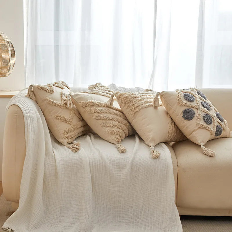 Housse de coussin bohème chic à pompons et tuftage, coussin décoratif doux et moelleux pour canapé, chambre, panier et accessoires pour animaux de compagnie.