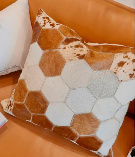 Housse de coussin en véritable cuir de vache 100 % naturel, 45 × 45 cm, motif vache marron crème, housse de coussin luxueuse pour décoration intérieure.