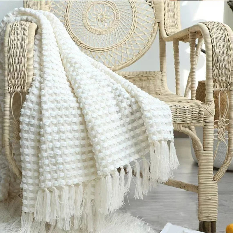 Plaid vintage blanc en chenille tricotée, doux et luxueux, avec pompons, couvre-lit et jeté de canapé style ferme, couverture de voyage et de sieste, décoration intérieure.