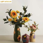 Vase décoratif en céramique pour table, composition florale, design créatif, décoration de salon et de maison, style Morandi peint.
