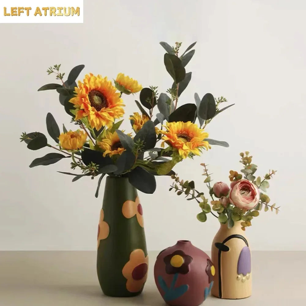 Vase décoratif en céramique pour table, composition florale, design créatif, décoration de salon et de maison, style Morandi peint.