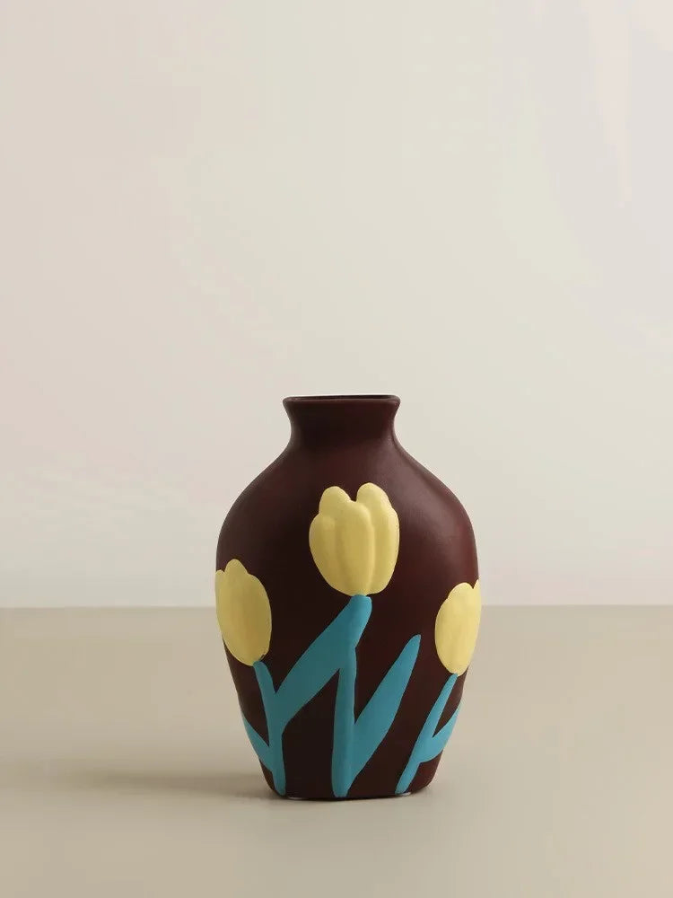Vase décoratif en céramique pour table, composition florale, design créatif, décoration de salon et de maison, style Morandi peint.