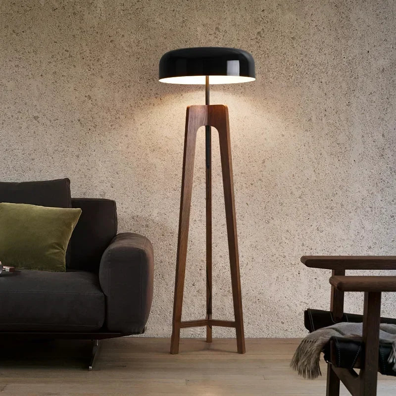 Lampadaire moderne classique en bois, style artistique, pour hôtel, chambre, salon et maison, avec pied tripode et abat-jour en forme de champignon.
