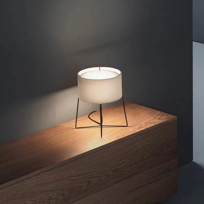 Lampadaire colonne design à LED, style Wabi-Sabi, avec abat-jour en tissu, pour salon, chambre ou bureau, lampe d’ambiance créative pour coin décoratif.