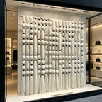 Décoration murale bohème en boules de coton nouées à la main, grande tenture macramé à pompons, idéale pour la décoration de vitrines de magasins de vêtements.