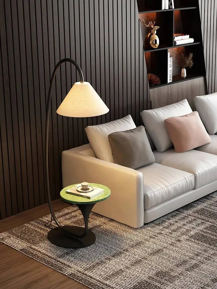 Lampadaire décoratif LED nordique moderne haut de gamme, style pêche, pour salon, à placer à côté d’un canapé, avec étagère antique.