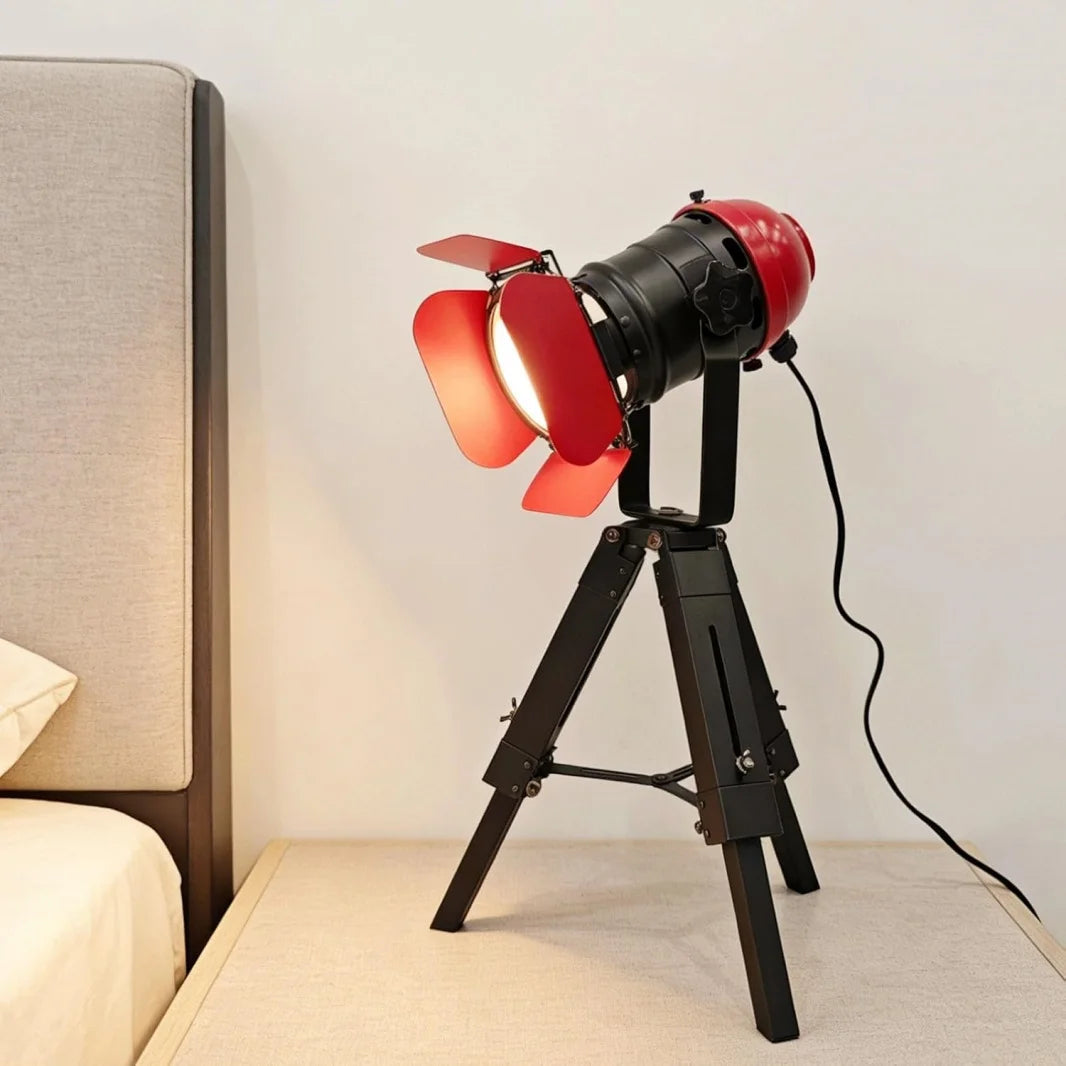 Lampadaire en bois avec LED, style industriel, rouge/noir, abat-jour type loft, design rustique et vintage, idéal pour le salon, le bureau ou la salle d’étude.