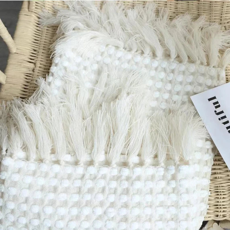 Plaid vintage blanc en chenille tricotée, doux et luxueux, avec pompons, couvre-lit et jeté de canapé style ferme, couverture de voyage et de sieste, décoration intérieure.