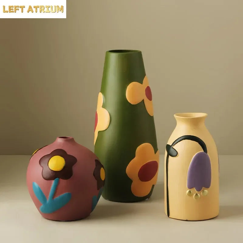 Vase décoratif en céramique pour table, composition florale, design créatif, décoration de salon et de maison, style Morandi peint.
