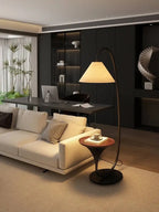 Lampadaire décoratif LED nordique moderne haut de gamme, style pêche, pour salon, à placer à côté d’un canapé, avec étagère antique.