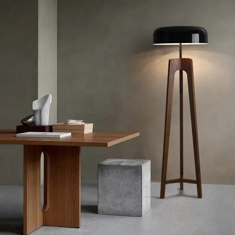 Lampadaire moderne classique en bois, style artistique, pour hôtel, chambre, salon et maison, avec pied tripode et abat-jour en forme de champignon.