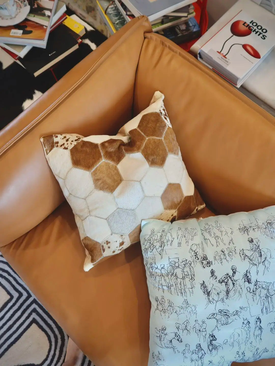 Housse de coussin en véritable cuir de vache 100 % naturel, 45 × 45 cm, motif vache marron crème, housse de coussin luxueuse pour décoration intérieure.