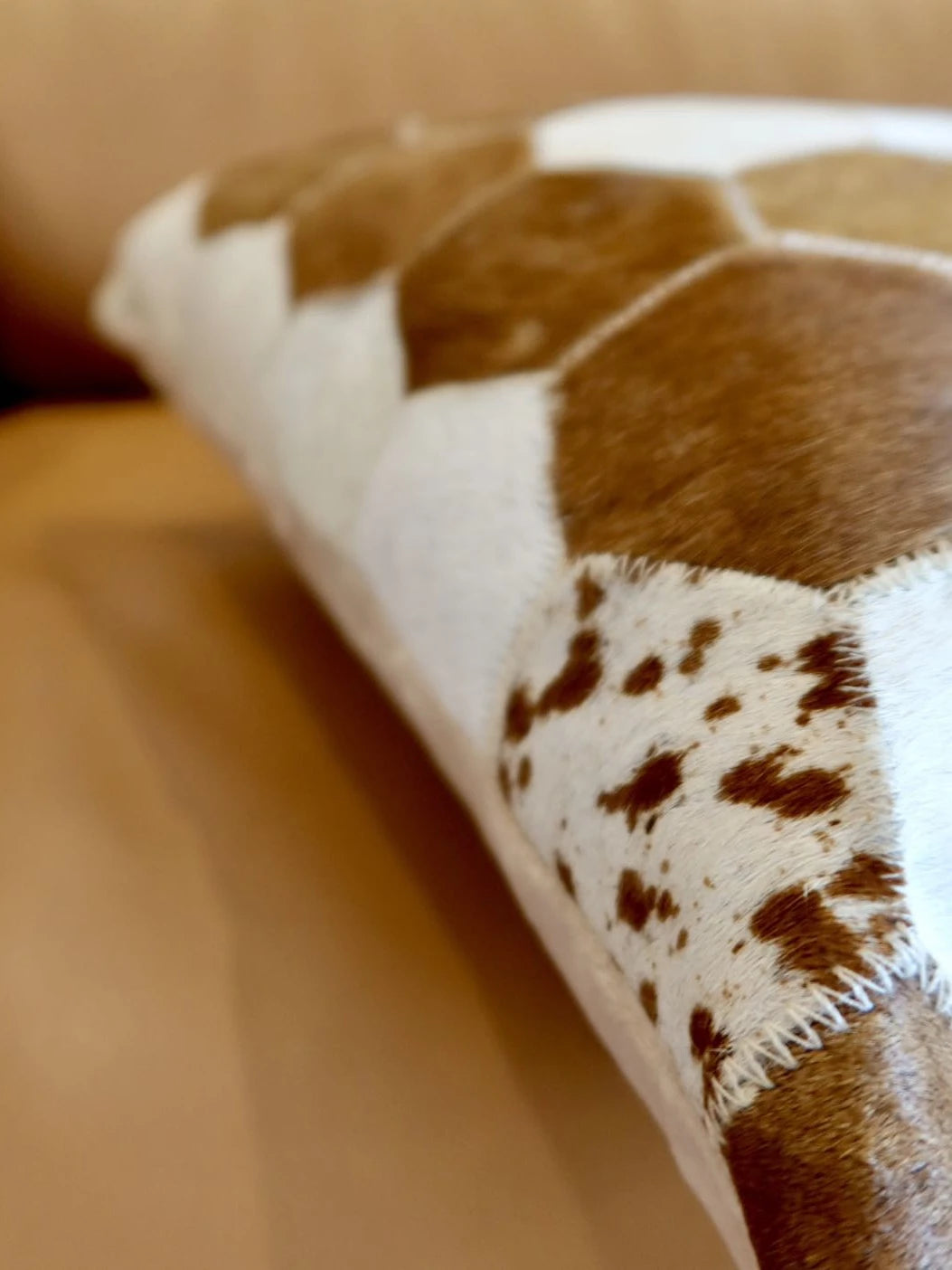 Housse de coussin en véritable cuir de vache 100 % naturel, 45 × 45 cm, motif vache marron crème, housse de coussin luxueuse pour décoration intérieure.