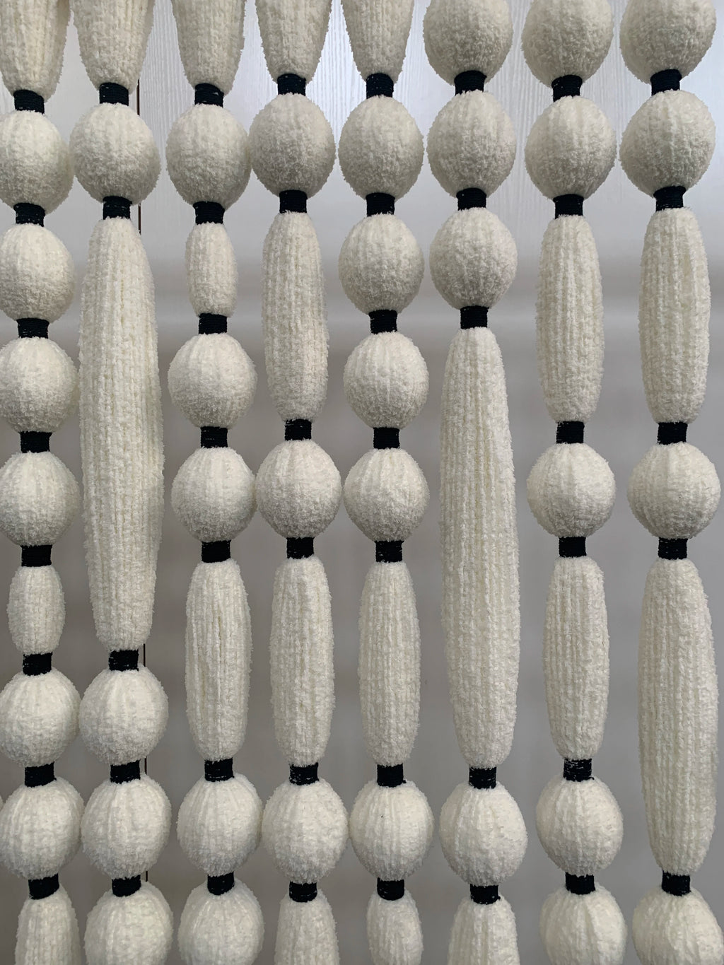 Décoration murale bohème en boules de coton nouées à la main, grande tenture macramé à pompons, idéale pour la décoration de vitrines de magasins de vêtements.