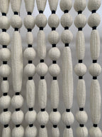 Décoration murale bohème en boules de coton nouées à la main, grande tenture macramé à pompons, idéale pour la décoration de vitrines de magasins de vêtements.