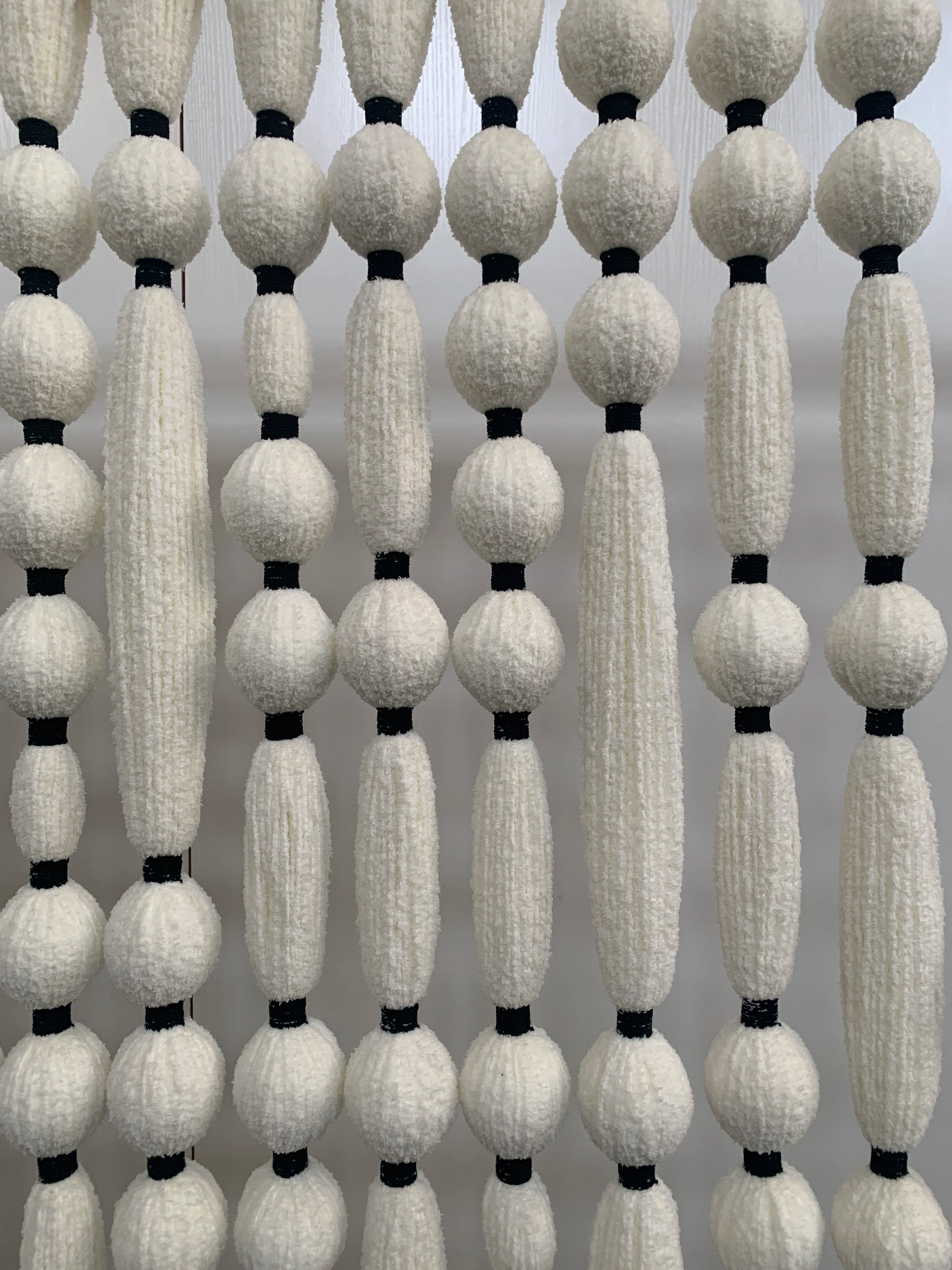 Décoration murale bohème en boules de coton nouées à la main, grande tenture macramé à pompons, idéale pour la décoration de vitrines de magasins de vêtements.
