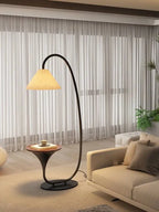 Lampadaire décoratif LED nordique moderne haut de gamme, style pêche, pour salon, à placer à côté d’un canapé, avec étagère antique.