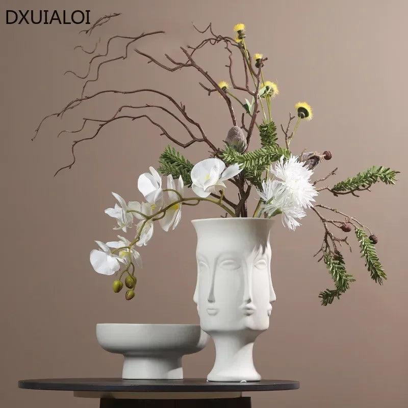 Vase artistique créatif en céramique représentant un visage humain, décoration artisanale émaillée blanche, vase pour composition florale, décoration de salon et de maison.