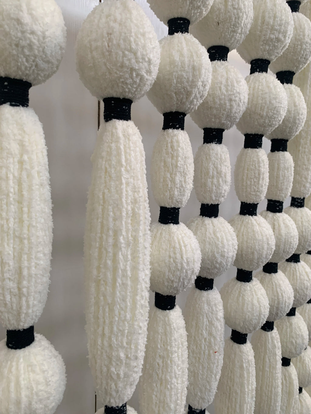 Décoration murale bohème en boules de coton nouées à la main, grande tenture macramé à pompons, idéale pour la décoration de vitrines de magasins de vêtements.