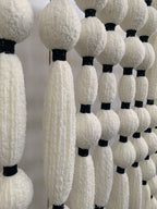 Décoration murale bohème en boules de coton nouées à la main, grande tenture macramé à pompons, idéale pour la décoration de vitrines de magasins de vêtements.