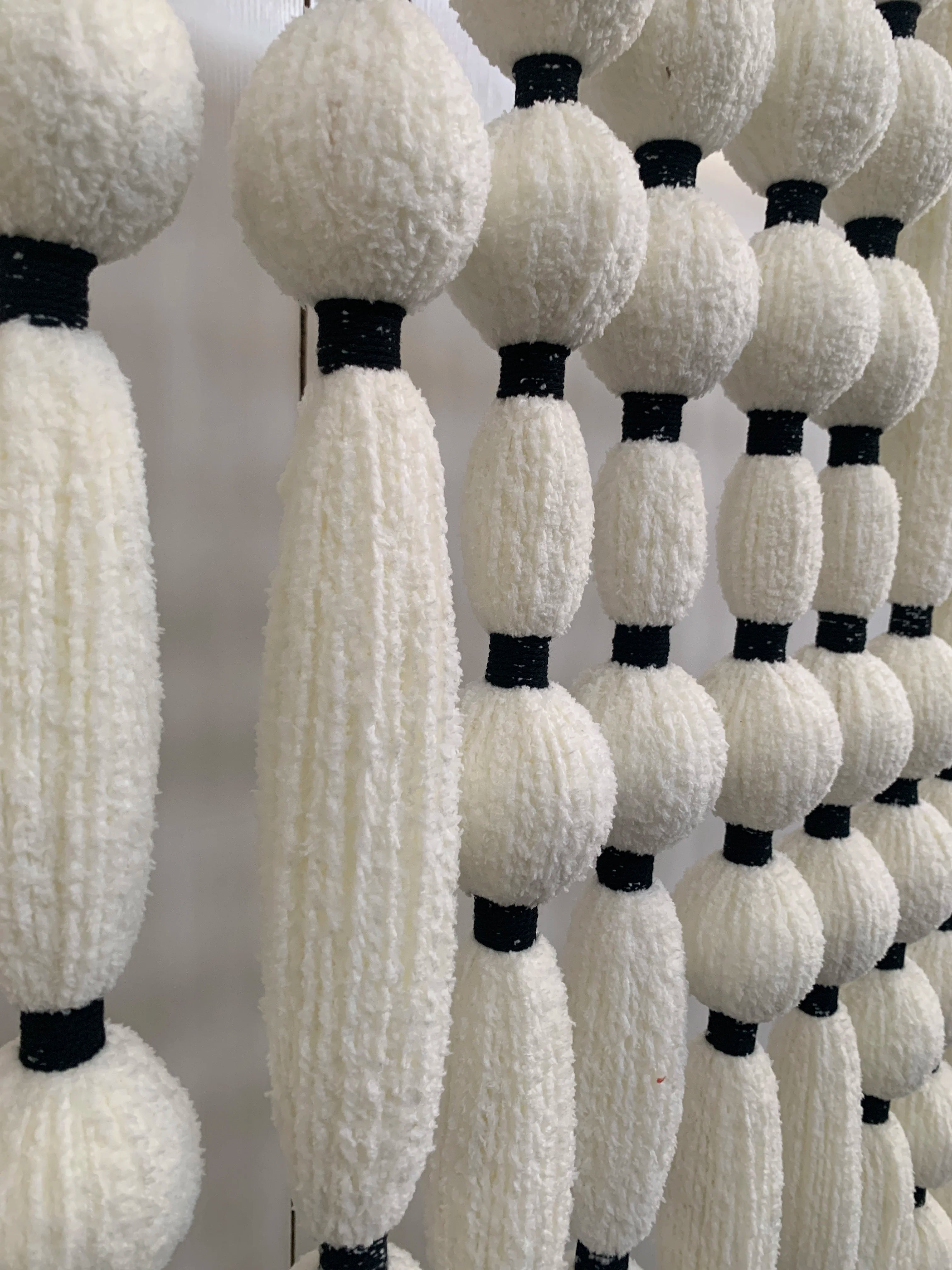 Décoration murale bohème en boules de coton nouées à la main, grande tenture macramé à pompons, idéale pour la décoration de vitrines de magasins de vêtements.