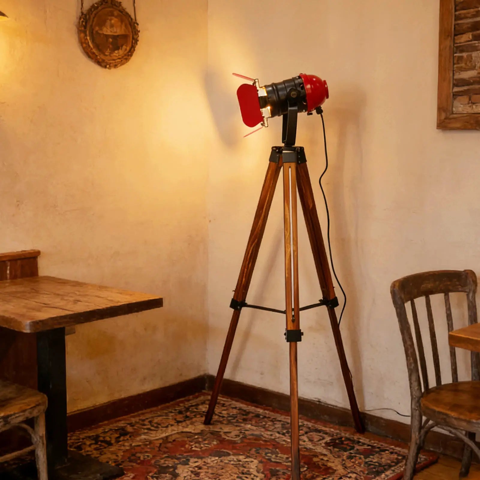 Lampadaire en bois avec LED, style industriel, rouge/noir, abat-jour type loft, design rustique et vintage, idéal pour le salon, le bureau ou la salle d’étude.