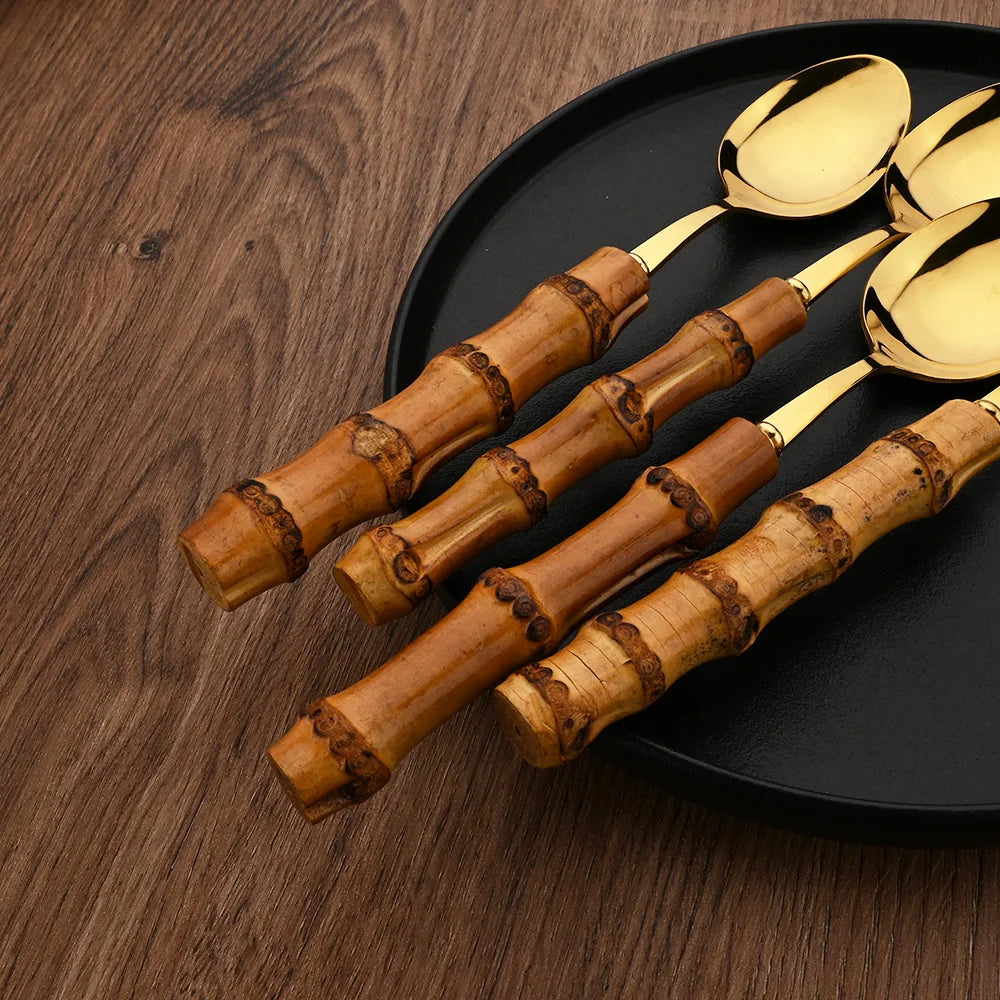 Service de table 24 pièces en acier inoxydable avec poignées en bambou naturel, ensemble de couverts en bambou, comprenant couverts de table et couteaux à steak.