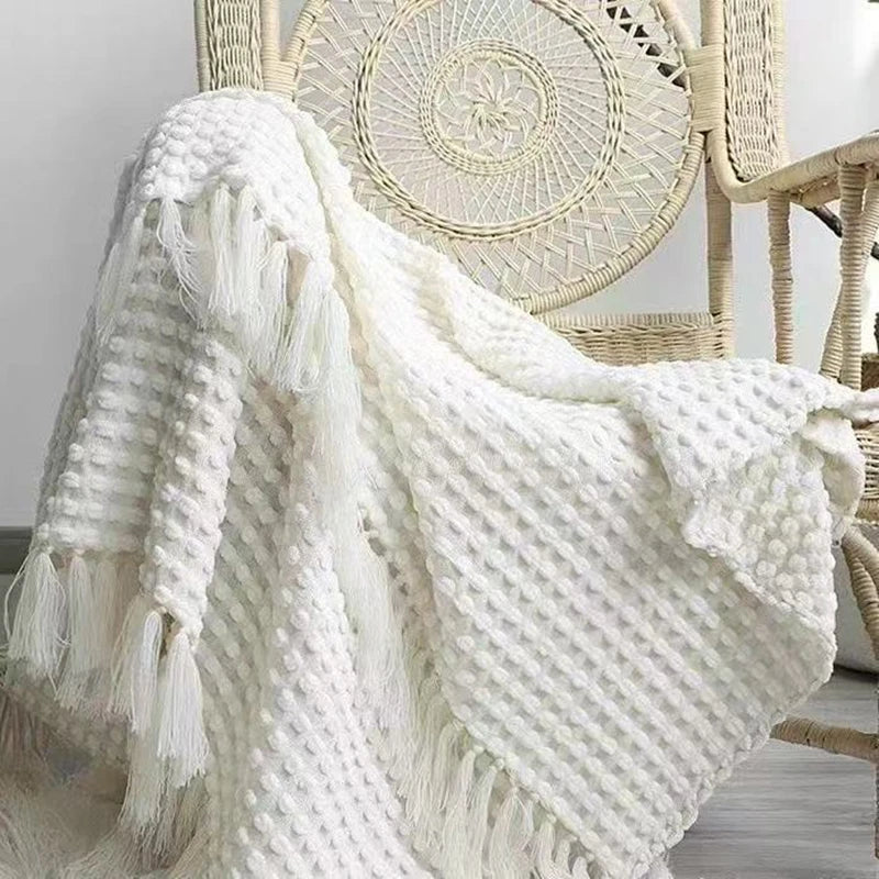 Plaid vintage blanc en chenille tricotée, doux et luxueux, avec pompons, couvre-lit et jeté de canapé style ferme, couverture de voyage et de sieste, décoration intérieure.