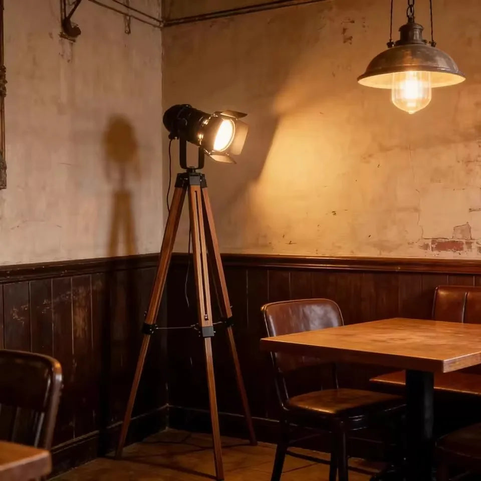 Lampadaire en bois avec LED, style industriel, rouge/noir, abat-jour type loft, design rustique et vintage, idéal pour le salon, le bureau ou la salle d’étude.