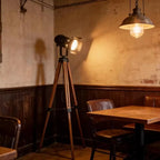 Lampadaire en bois avec LED, style industriel, rouge/noir, abat-jour type loft, design rustique et vintage, idéal pour le salon, le bureau ou la salle d’étude.