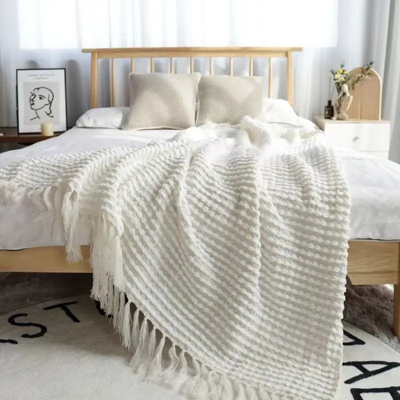 Plaid vintage blanc en chenille tricotée, doux et luxueux, avec pompons, couvre-lit et jeté de canapé style ferme, couverture de voyage et de sieste, décoration intérieure.