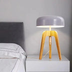Lampadaire moderne classique en bois, style artistique, pour hôtel, chambre, salon et maison, avec pied tripode et abat-jour en forme de champignon.