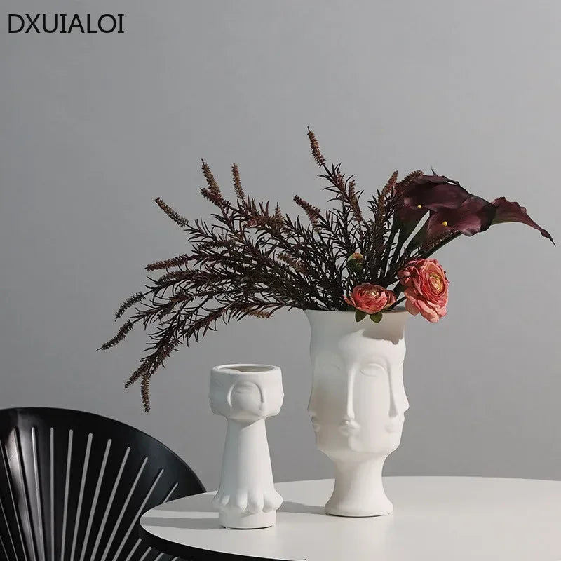 Vase artistique créatif en céramique représentant un visage humain, décoration artisanale émaillée blanche, vase pour composition florale, décoration de salon et de maison.