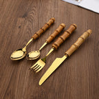 Service de table 24 pièces en acier inoxydable avec poignées en bambou naturel, ensemble de couverts en bambou, comprenant couverts de table et couteaux à steak.