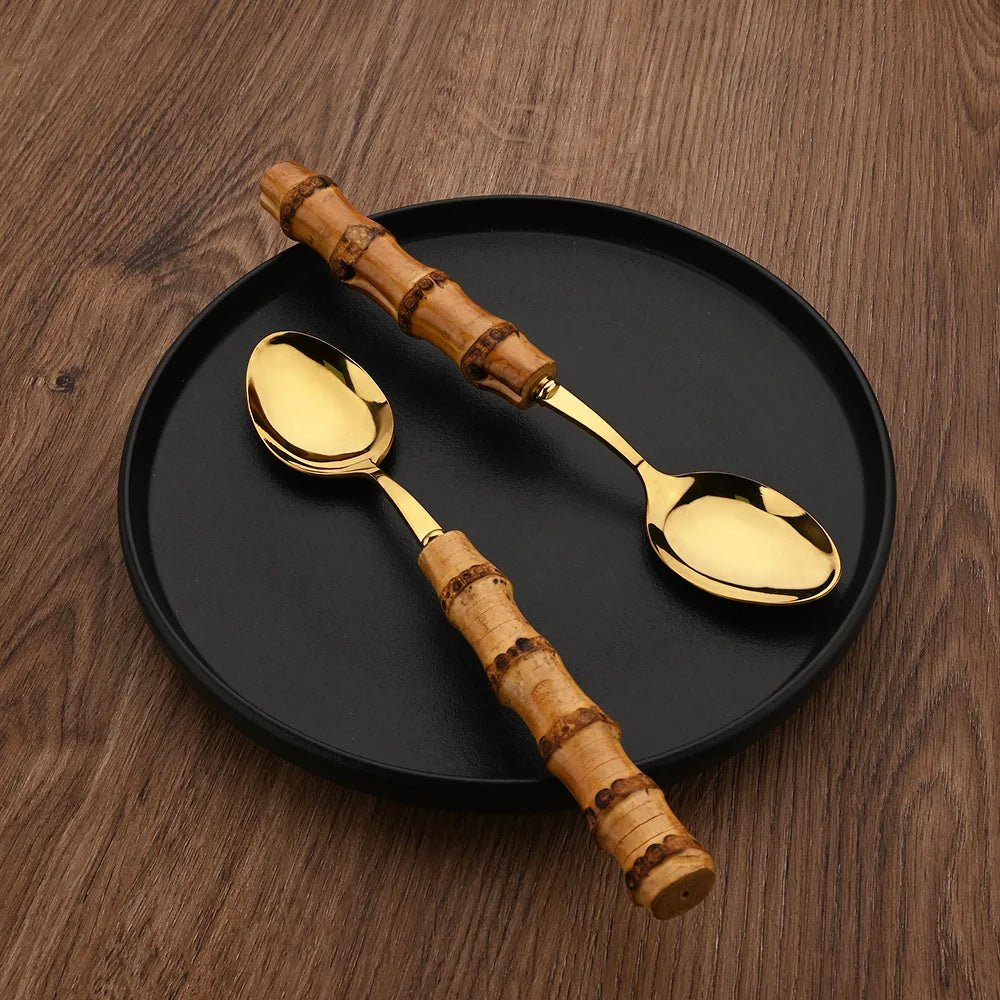 Service de table 24 pièces en acier inoxydable avec poignées en bambou naturel, ensemble de couverts en bambou, comprenant couverts de table et couteaux à steak.