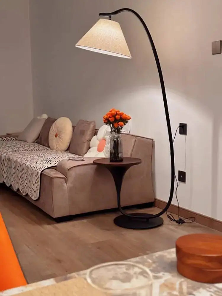 Lampadaire décoratif LED nordique moderne haut de gamme, style pêche, pour salon, à placer à côté d’un canapé, avec étagère antique.