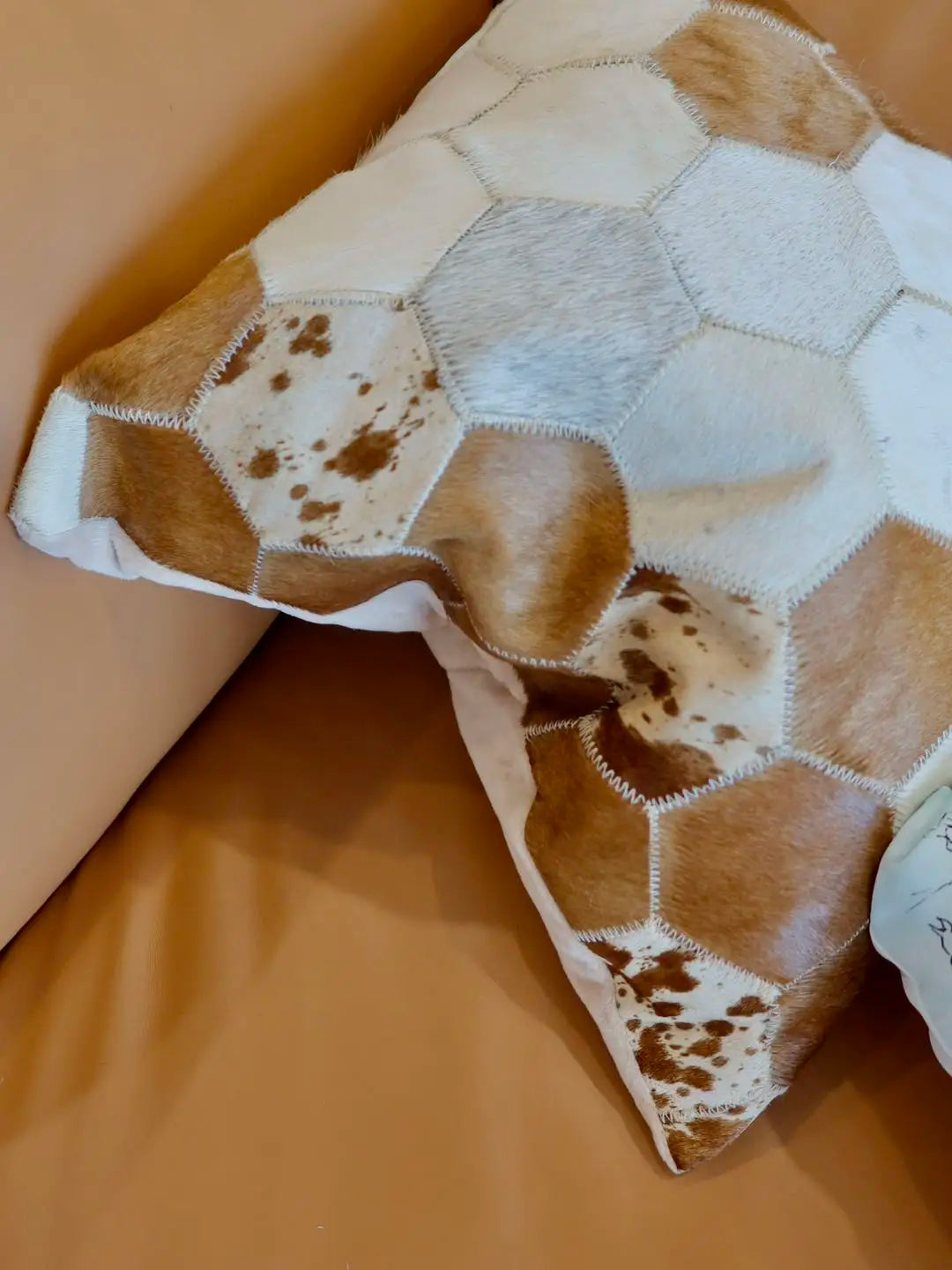 Housse de coussin en véritable cuir de vache 100 % naturel, 45 × 45 cm, motif vache marron crème, housse de coussin luxueuse pour décoration intérieure.