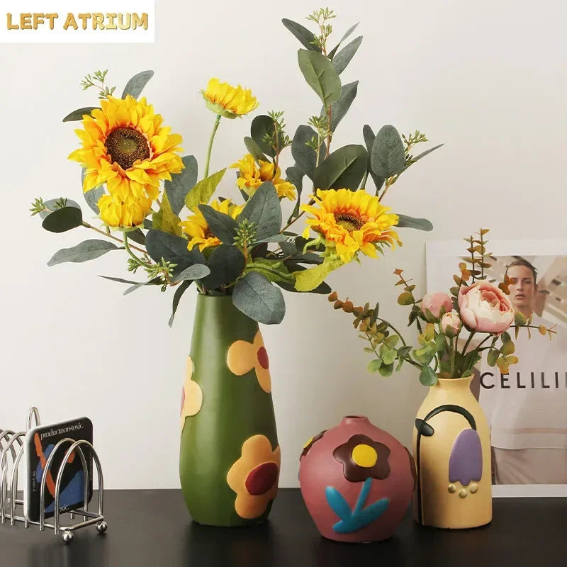 Vase décoratif en céramique pour table, composition florale, design créatif, décoration de salon et de maison, style Morandi peint.
